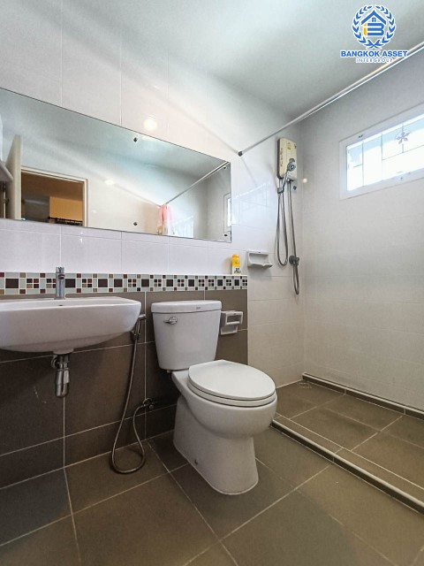 *****บ้านเดี่ยวมือสองสมุทรปราการ ม.พฤกษ์ลดา ประชาอุทิศ90 เนื้อที่กว้างขวางมากถึง 50.40 ตร.ว. ฟังก์ชัน 3 ห้องนอน 3 ห้องน้ำ ที่จอดรถ 2 คัน สภาพสวย แถมฟรี! เฟอร์นิเจอร์ทั้งหลัง ลากกระเป๋าพร้อมเข้าอยู่ได้เลย โครงการตั้งบนทำเลแห่งการเดินทาง เชื่อมต่อถนนประชาอุทิศ-วัดคู่สร้าง ถนนสุขสวัสดิ์ ใกล้ทางหลวงพิเศษหมายเลข9 จองเลย!